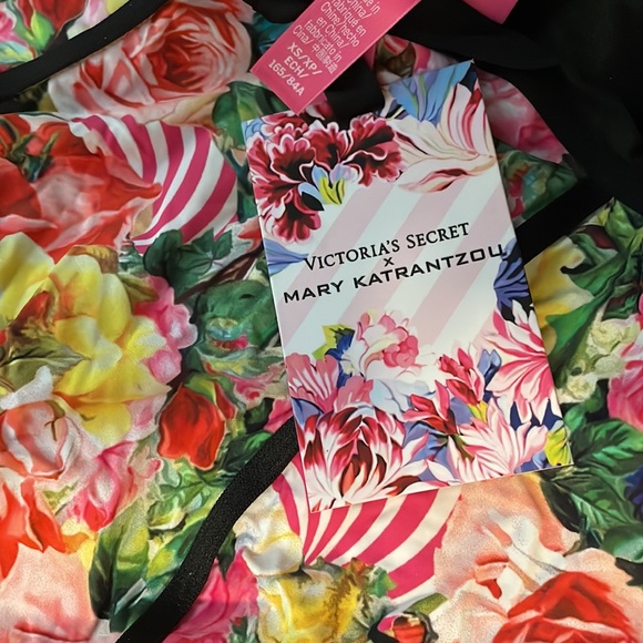 NWT Victoria’s Secret x Mary Katrantzou Limited Edition high neck sport crop top - Picture 4 of 4